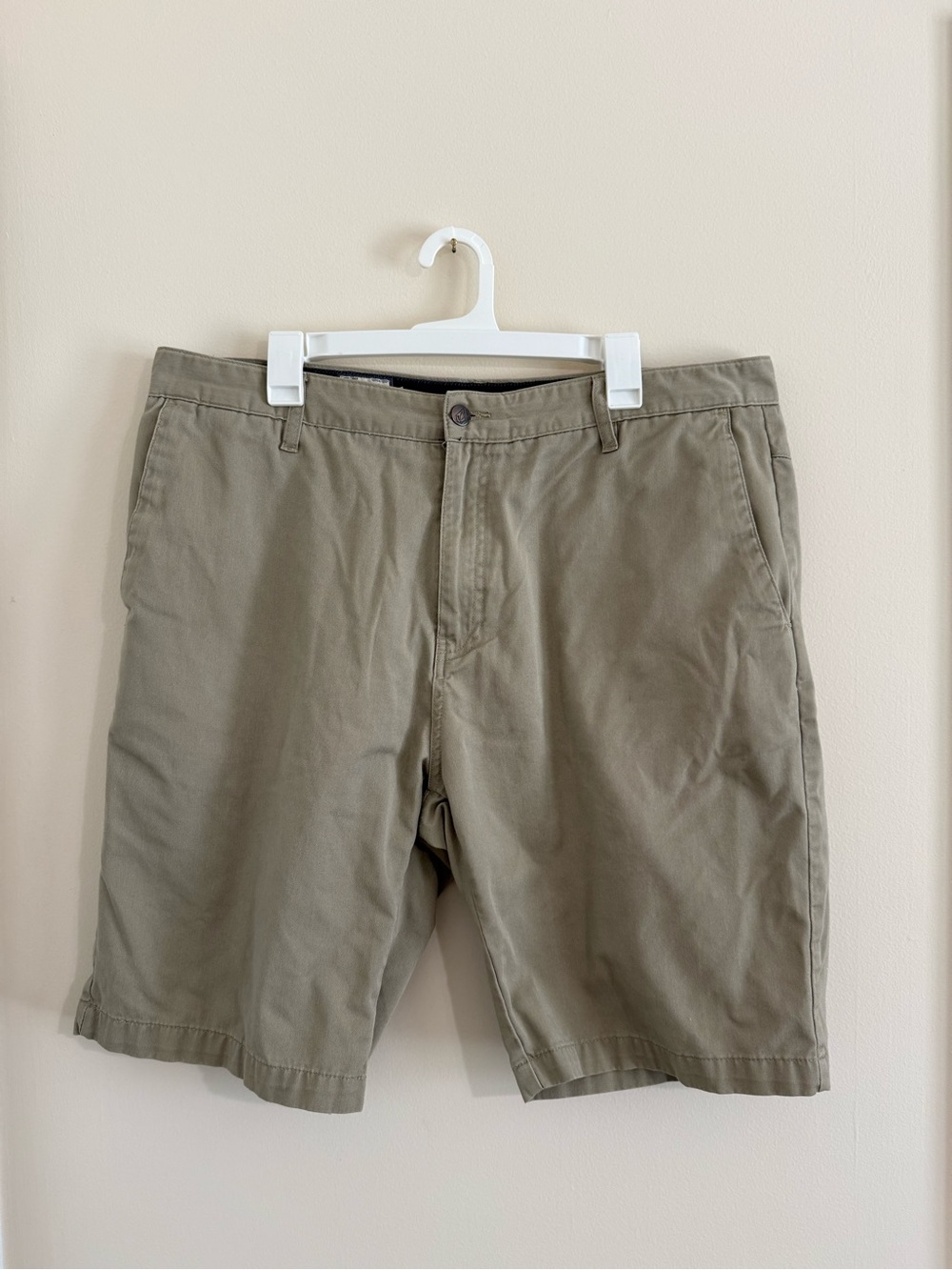 Volcom Men's 38 Flat Front Shorts in Khaki Cotton Blend